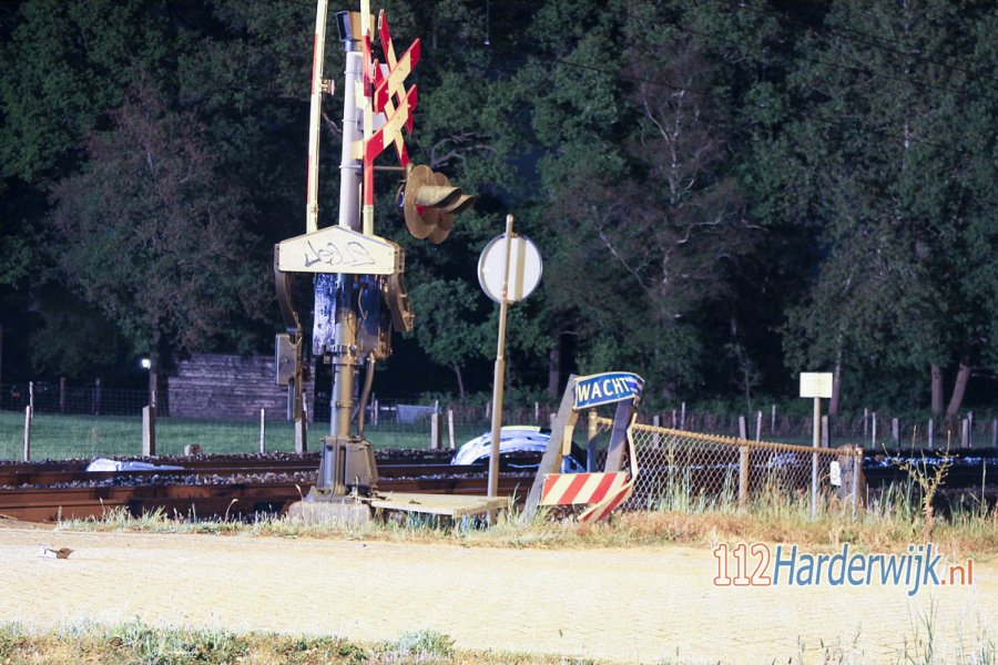 Trein ramt personenauto op spoorwegovergang in #Putten. 112Harderwijk.