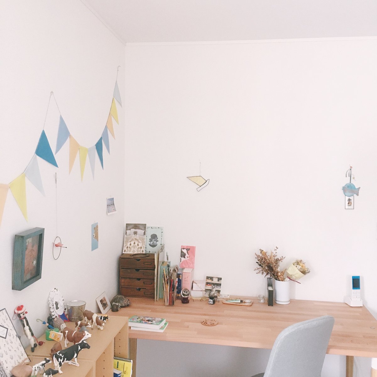 ももろ 絵本作家 Illustrator 絵本 おうちジャングル 講談社 発売 絵描きの机の上が見たい 普段のリビング作業場は息子の手が届くのでpc Ipad 本 本当に必要最低限 自室の作業部屋は好きなものをいろいろ置いてます この可愛い箱で揃えた