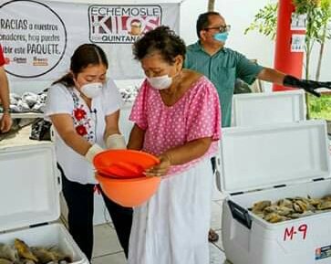 La síndico morenista de #OPB Yensunni Martínez entregó ayuda alimentaria que consiste en pescado y frijol para decenas de familias que lo necesitan debido a la Pandemia por COVID-19 que enfrenta México y donde la economía se ha visto gravemente afectada.