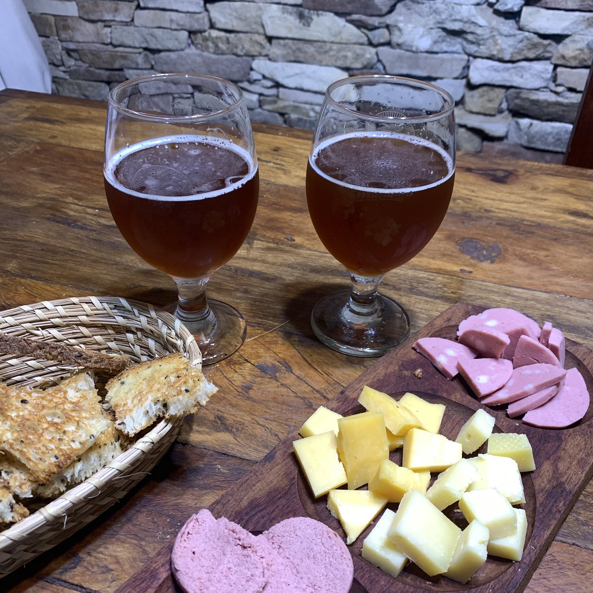 birralama's tweet photo. #yomequedoencasa 🍻🍻 https://t.co/cuEO3XoBue