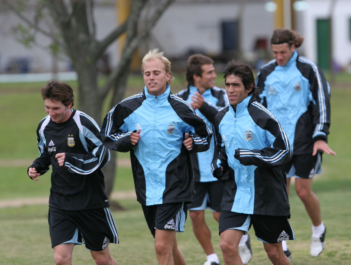 Canallas de selección 🇺🇦🇺🇦

Luciano Figueroa y César Delgado  junto a Lionel Messi. 

Selección Argentina 2005 🇦🇷