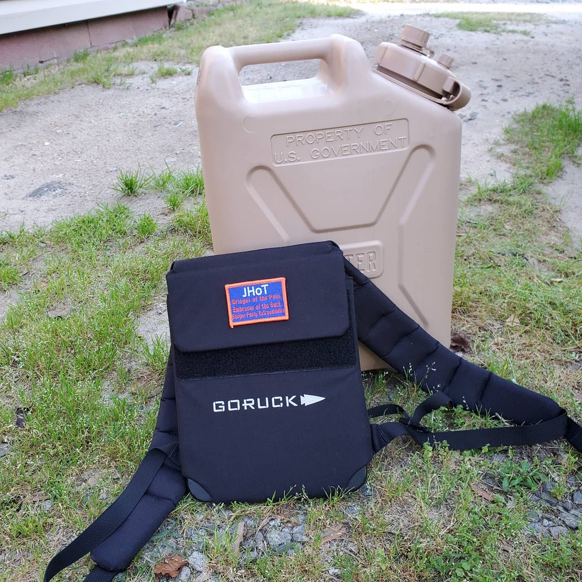 ThirdGuidance's tweet photo. New toys in the mail.. I already did my workout this morning but.. I had to try them out .. got a couple quick #hillrepeats with 40# in the can and 20# in the plate carrier .. than a quick shuffle around the block. #spaghettiarms #imnotcryingyouare #JHoT #rucking #MRC #WRC https://t.co/OKH2rQRYMl
