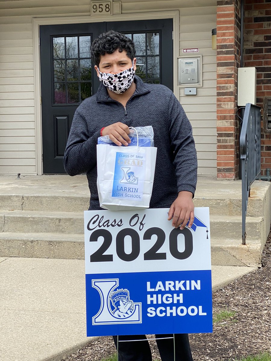 travelnespinoza's tweet photo. It felt so good to see some of the seniors today as Royal staff dropped off yard signs, graduation 🎓 caps and gowns and some goodies. Miss you guys so so much! #missthem #larkinroyals #losroyals Thank you @LarkinBoosters for thinking of all our seniors during this time. https://t.co/cJggpDuPIl