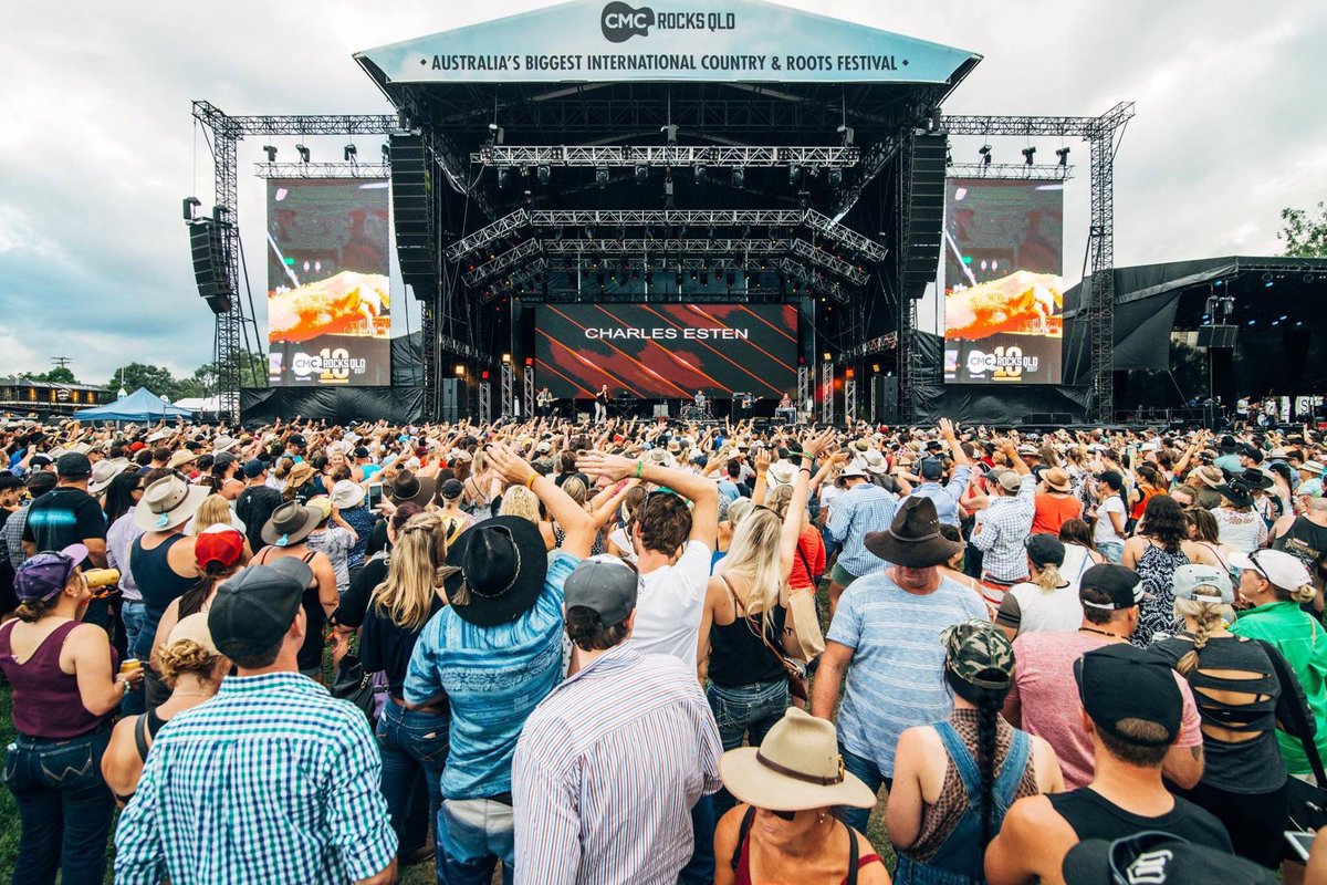ShellieClose's tweet photo. @icyblues79 @cmcrocksfest @mahondc @CharlesEsten @littlebigtown @KipMooreMusic @bretteldredge @GrangerSmith @meljhope @theshiresuk Special memories of such happy days...
โthat town was oursโ #Chipswich๐ถโค๏ธ https://t.co/znodOyStIt