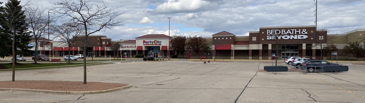 billmccoshen's tweet photo. On the left are the “non-essential” businesses that will be allowed to reopen tomorrow with a max of 5 customers at a time. On the right is an “essential” biz that’s been open throughout the SAH order w/no limits. Seem fair? #Itrustcitizens https://t.co/kem1dIsQqK