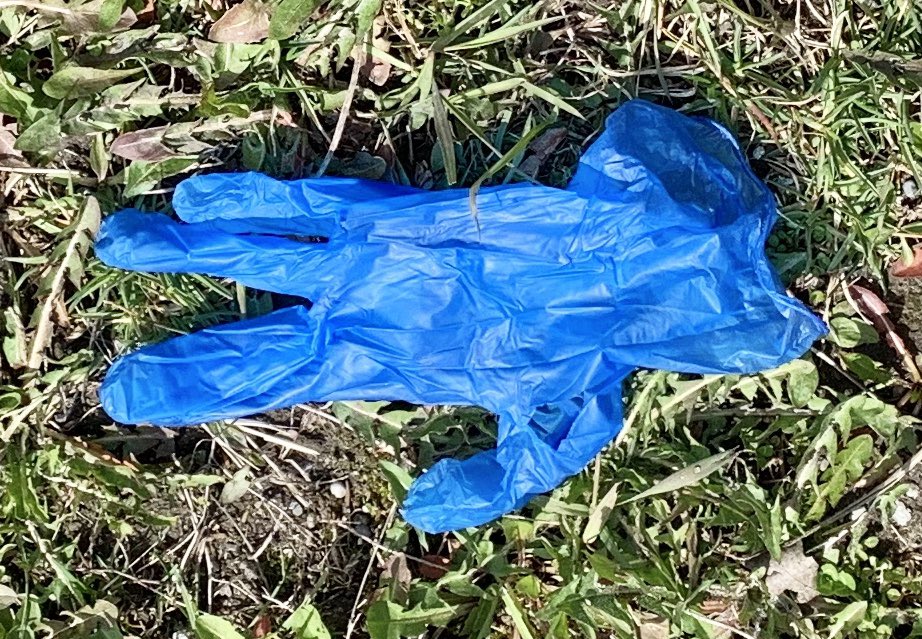 CouncillorChan's tweet photo. #WeAreInThisTogether Please #DoNotLitter #facemasks #gloves left on ground @myRichmondHill #DoOurPart #StopTheSpread #StopCovid19 Put them in garbage, not #Bluebox #ontheroad #BeNice @YorkRegion #PublicHealth @CBC #CDNPoli #PracticeHygiene @PublicHealthON @RHFES @YRP #StaySafe https://t.co/tjx4Aq3GBi