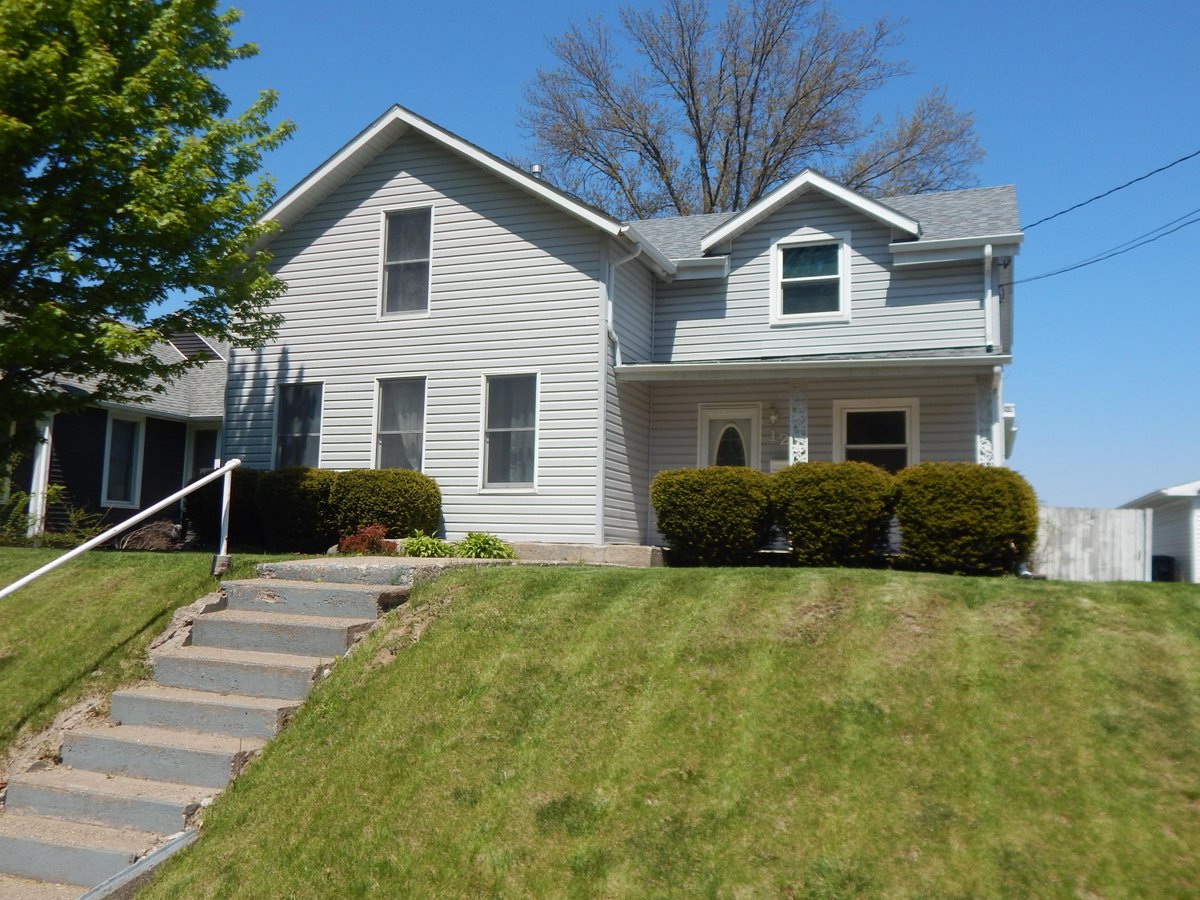 JeffManjoine's tweet photo. See a virtual tour of my newest #listing 125 ROSCOE AVE #Muscatine #IA  https://t.co/lEvTDehb6Z https://t.co/WU6gl65Uqk