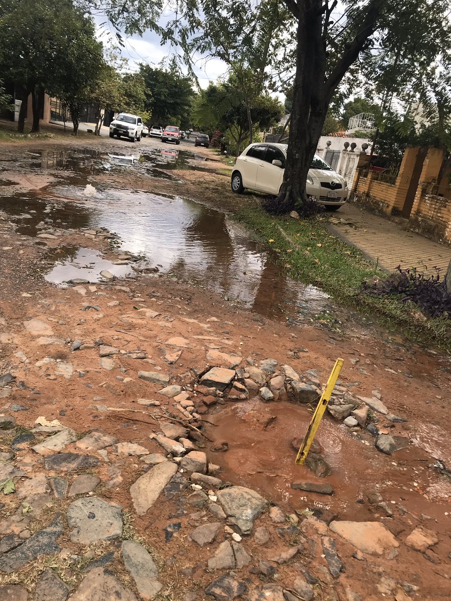 laurilop's tweet photo. Hace una semana que estamos así @EssapSA Una vergüenza!! India Juliana y Mauricio Cardozo. Barrio Tembetary. Asunción. https://t.co/3yOVE1rFLK