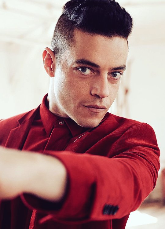 Happy bday au prince d\Égypte Rami Malek  