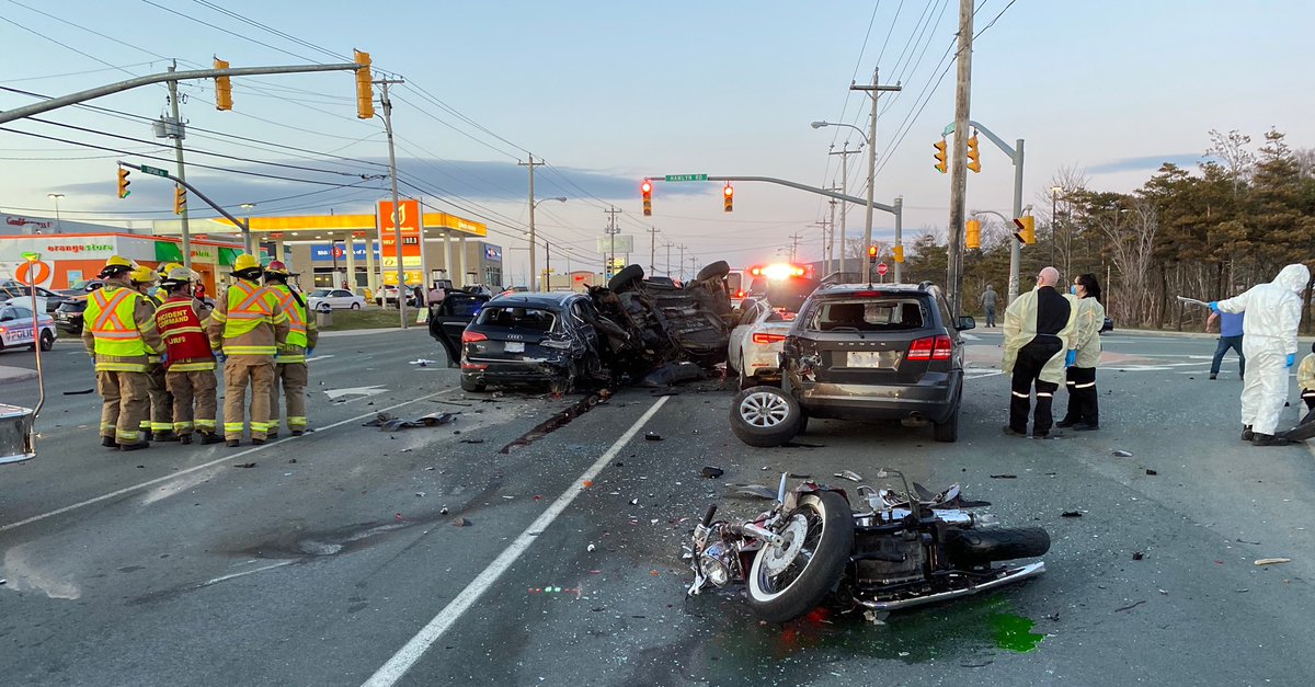 TelyPhotoGosse's tweet photo. There is a VERY serious multi-vehicle collision now on Topsail Road at Hamlin Road. #nltraffic https://t.co/jQmKWRsa4u