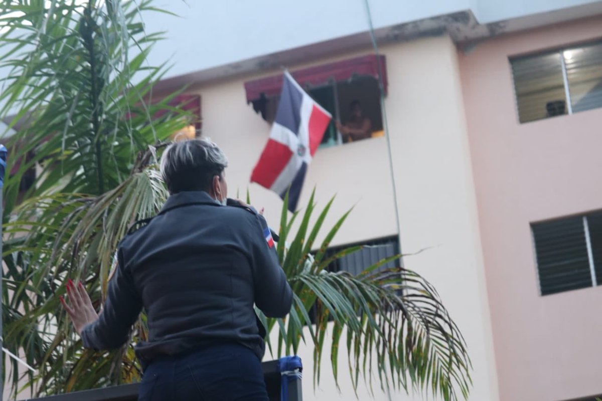 PoliciaRD's tweet photo. Seguimos trabajando unidos para que juntos le ganemos la batalla a la pandemia. Nuestra Policía Nacional está contigo siempre y residentes de Los Kilómetros son testigos de ello.  #PolicíaRD #QuedateEnCasa #CoronaVirusRD  #TrabajemosUnidosYEnOrden @DefensaCivilRD https://t.co/lUltRRYqIv