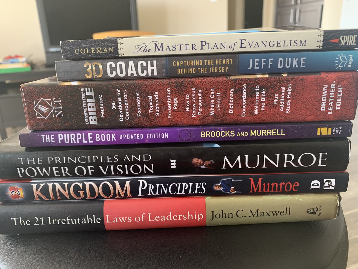 Coach_Carter34's tweet photo. Shoutout to @CoachChambers1 for making sure Iβve been properly equipped for the past 4 years! βReaders are leaders!β #ChangedMen https://t.co/ybPflGEhyz