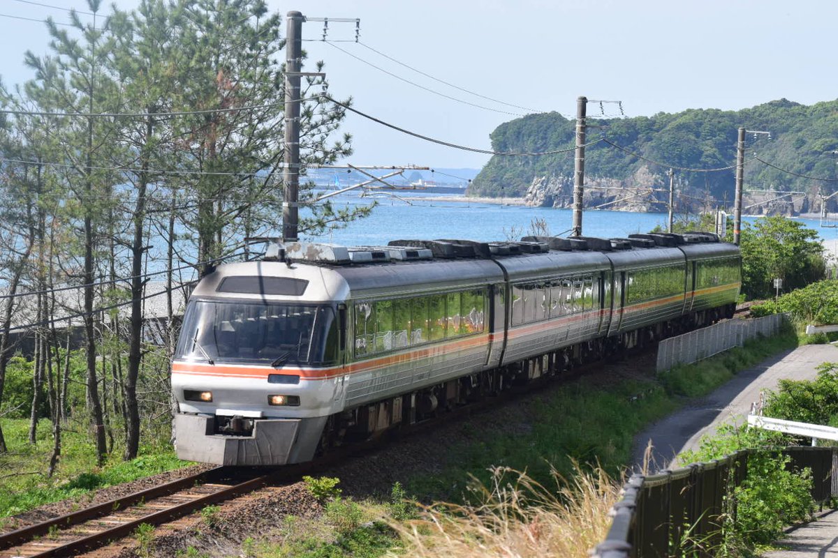 こばたのお兄さん 新宮での用事の前に 王子ヶ浜海岸で特急南紀4号を撮ってきました こんな時期の勝浦 新宮間なら仕方ない気もしますが お客さんは0