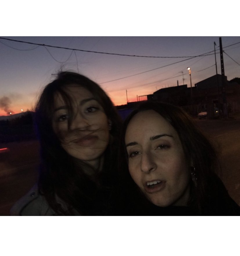 LidikiLS's tweet photo. Tía, vamos a hacernos una foto con el atardecer de fondo... @SandraNeit 
❤️❤️❤️❤️

Expectativa.   VS   Realidad. 🤣 https://t.co/N59mgfznr9