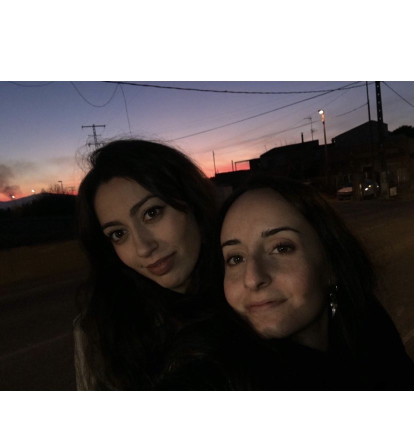 LidikiLS's tweet photo. Tía, vamos a hacernos una foto con el atardecer de fondo... @SandraNeit 
❤️❤️❤️❤️

Expectativa.   VS   Realidad. 🤣 https://t.co/N59mgfznr9