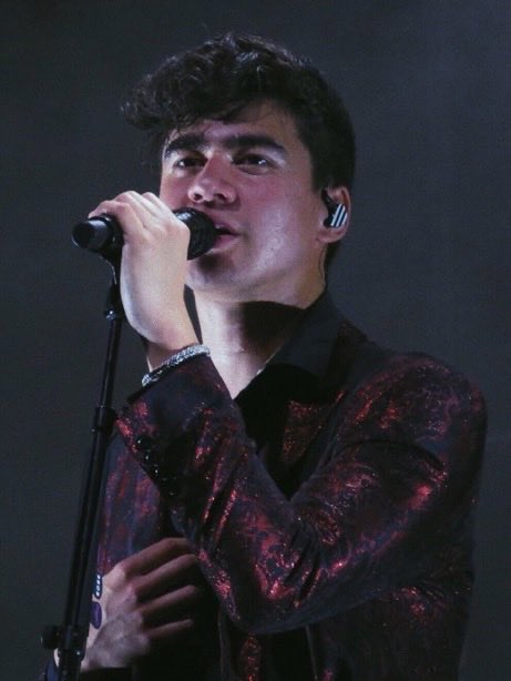 Calum Hood as Cinderela by Carlos Paião  https://open.spotify.com/track/5je...