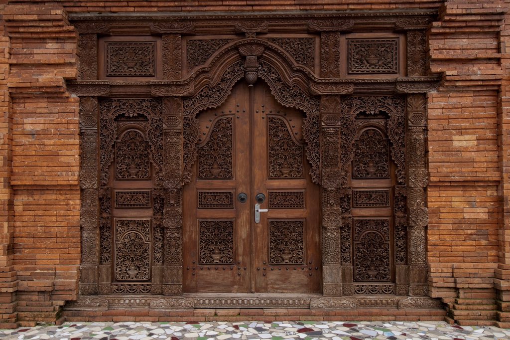The door reminded me of the pintu gebyok in my grandfather’s house in Jogja, the one my sister and I was told not to touch or go through whenever we visited (this is for another story). This is what a pintu gebyok looks like if you don’t know.
