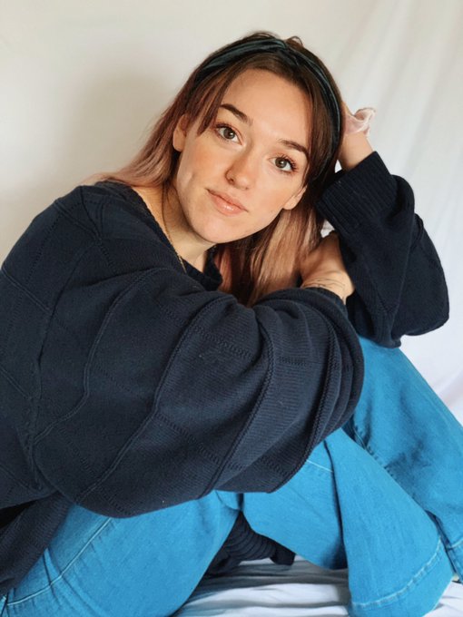 2 pic. everyone is saying i look like i am from the 90’s in this. i hope u guys like it https://t.co