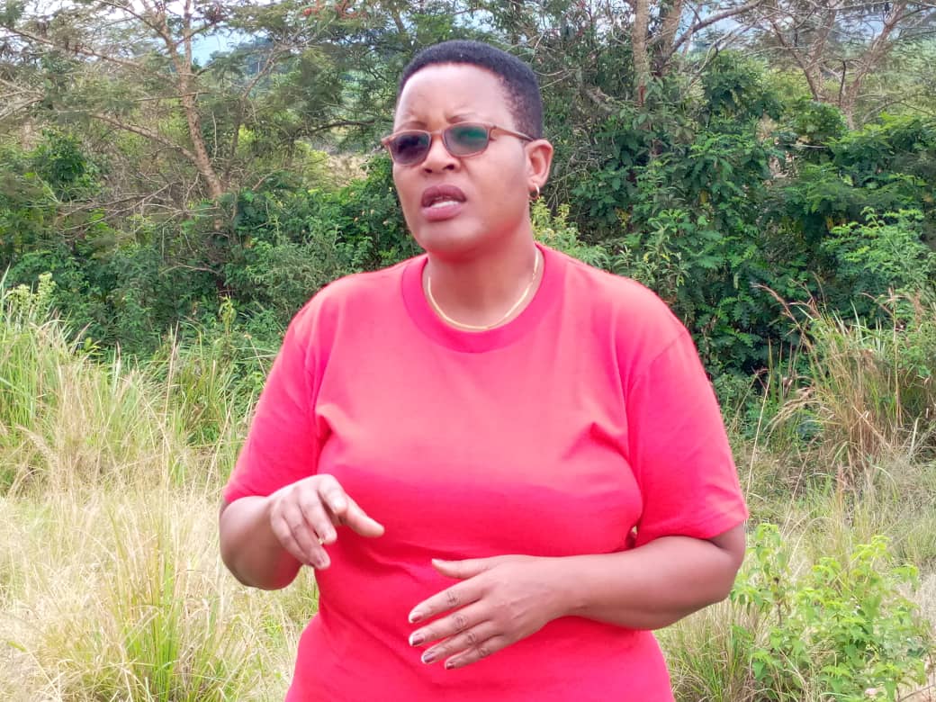 Mtafiti wa Mifugo kutoka(TALIRI) Bi.Neema Urassa akihamasisha  wafugaji (hawapo pichani) wakati wa mafunzo ya uvunaji ng'ombe na ufugaji kibiashara kwenye kata ya Isingiro Wilaya ya Kyerwa Mkoani Kagera lengo likiwa ni kuwasaidia wafugaji  kufaidika na mifugo yao. (11/05/2020)