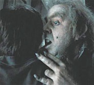 bookjgale's tweet photo. Algo que me chirría mucho es que en las películas de Harry Potter y el prisionero de Azkaban el ministro de magia dice que solo quedó de Peter Pettigrew su meñique pero en las películas el dedo que le falta a ese personaje no es el meñique sino el anular https://t.co/gh1kkgP2f1