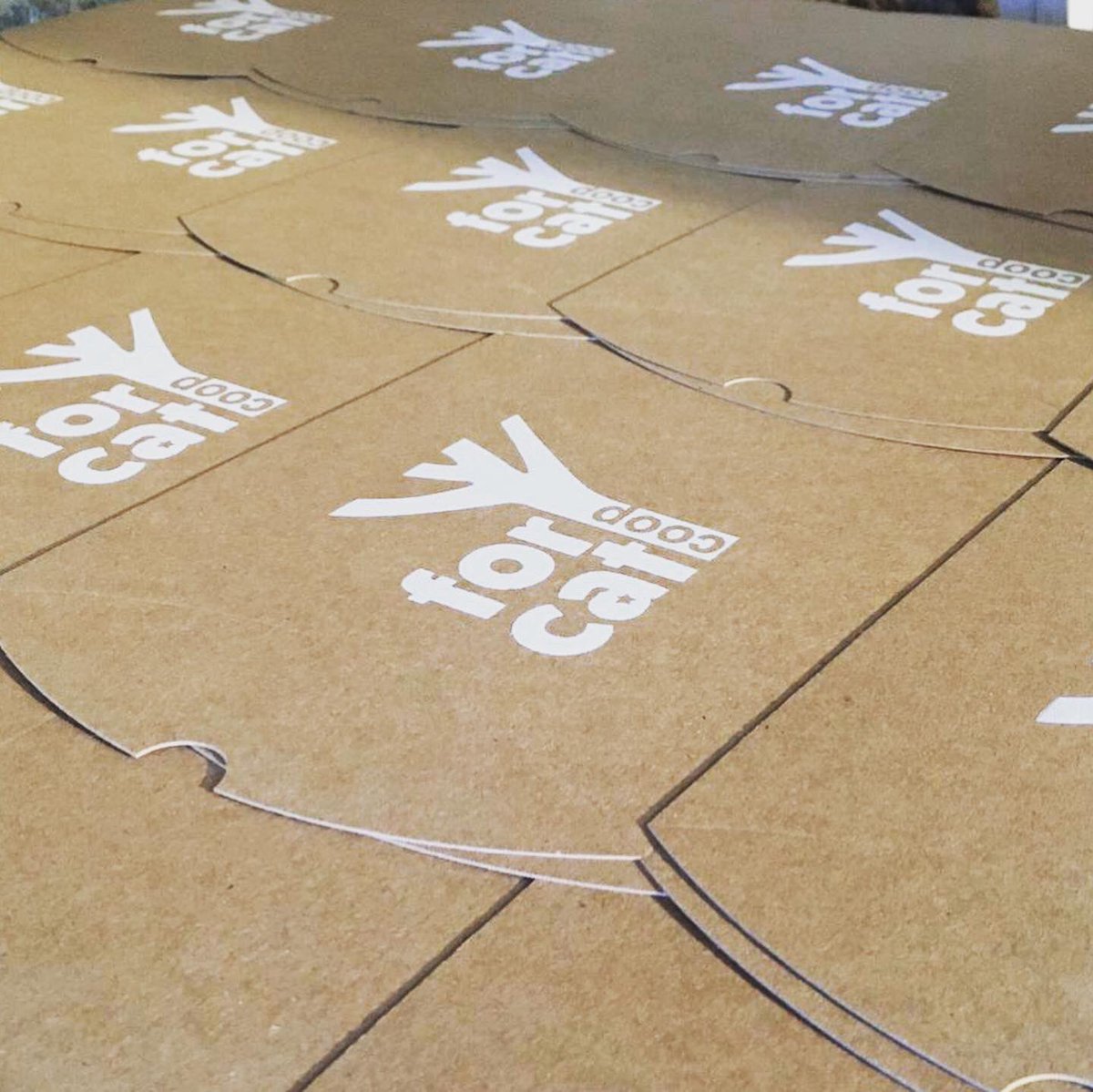 CoopForcat's tweet photo. Fent proves de packaging 📦📦📦
#artesania #fetamà #forcatcoop #frasesfetescatalà #samarretesforcat #samarretescatalanes #alentorn https://t.co/YklT16NDyv