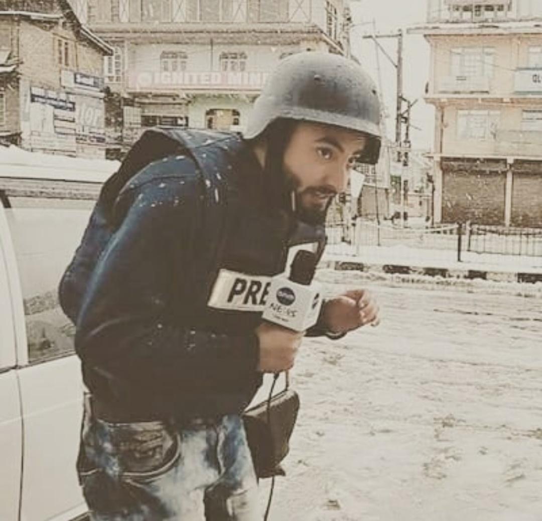 YawarShafi4's tweet photo. Somehow Find This Pic in my Gallery. Heavy bullet proof vest and helmet made my moves difficult while I was covering a #Gunfight which was pop up in #Srinagar city on a Snowy day on #February #threeyearsback Indeed how much a #Scribe needs to be cognizant while covering conflict https://t.co/uhHeYUrnWO