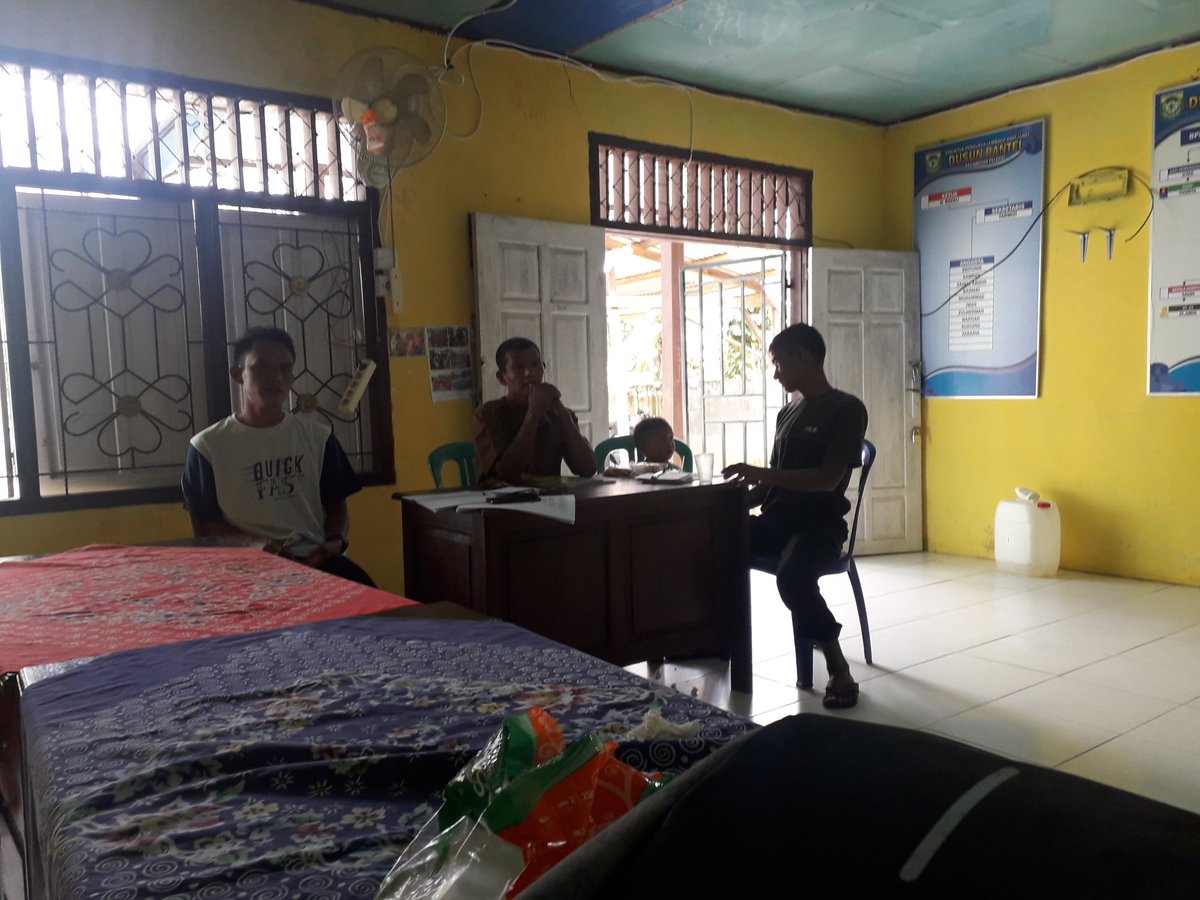 Muhamma81511396's tweet photo. Rapat kecil bersama rio dan perangkat desa membahas blt antisipasi covid 19 desa rantel kec. Pelepat kabupaten bungo
#tppijambi
#tppibuhgo
#BersatuLawanCovid19
#membangundesa https://t.co/B5ZChi4vR1