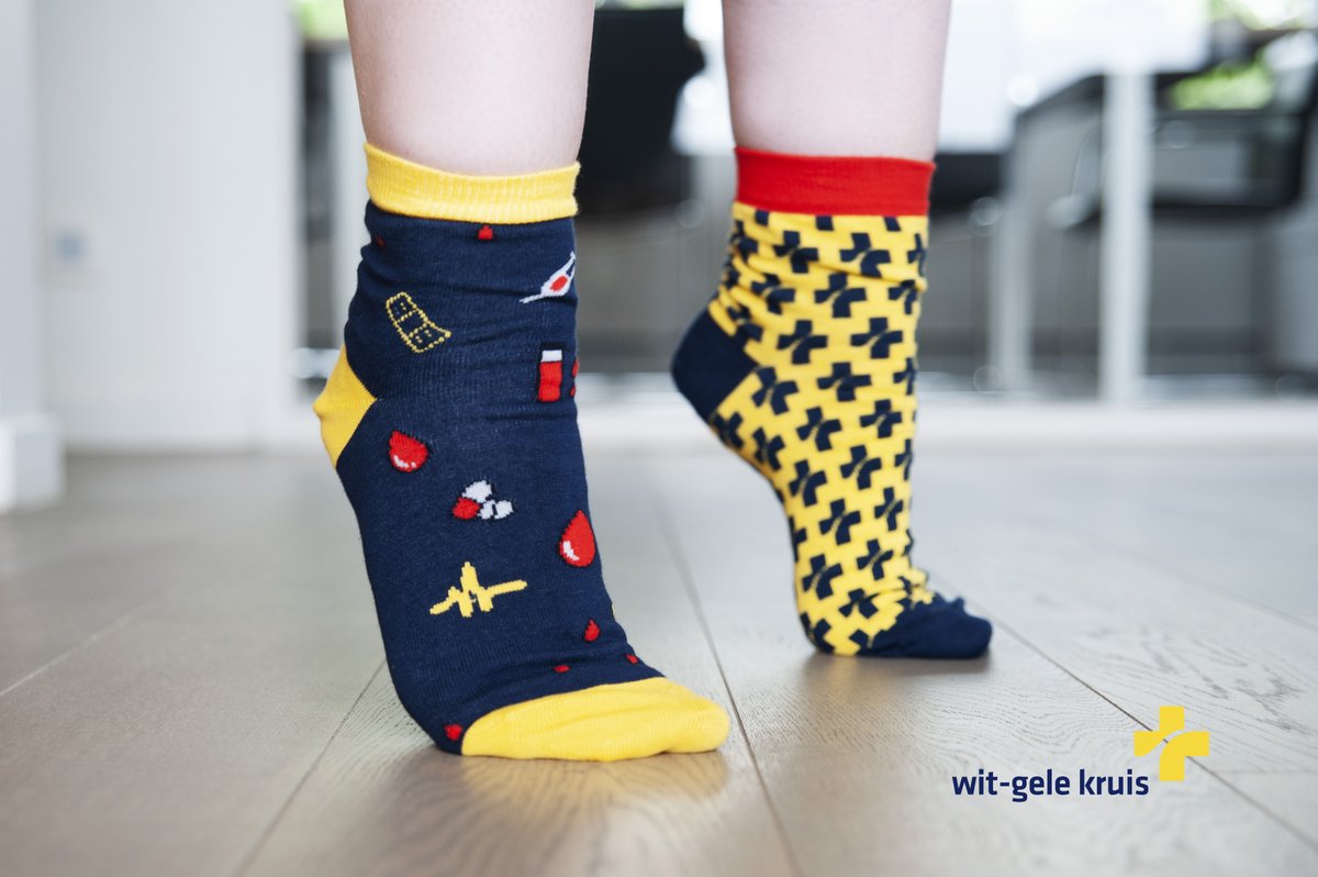 WGKLimburg's tweet photo. Lieve collega, de afgelopen weken is nog eens gebleken: jij bent buitengewoon. Dankzij onze aanpak en jouw stijl garanderen we veilige en warme zorg. Vandaag toveren we met deze vrolijke sokken een glimlach op je gezicht. Fijne #dagvandeverpleegkundige #jouwstijl #coronasocks 😉 https://t.co/CHl95SX9Mt
