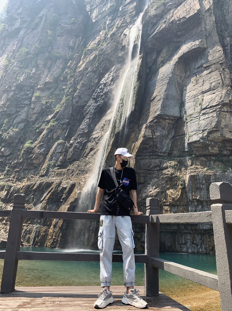 在理发店狂吃零食 tweet media