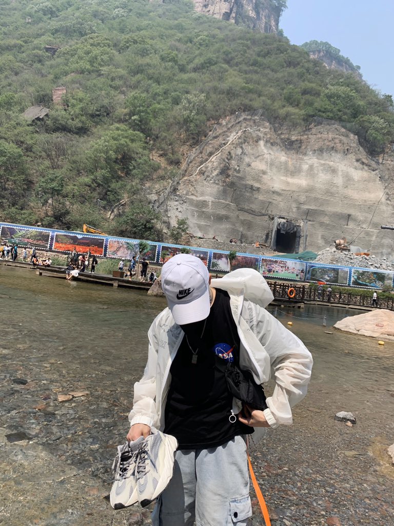 在理发店狂吃零食 tweet media