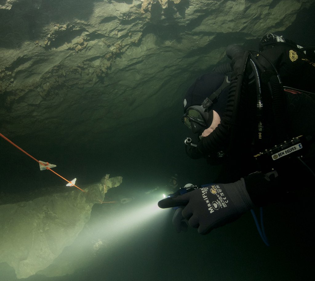BlueLabelDiving's tweet image. Ben on his megalodon ccr checking a midpoint in Song Hong Cave system. A midpoint - marked by two line arrows pointing opposite directions - is where cave divers check their reserves and decide wether to push ahead or turn around. @BlueLabelDiving @DiveShearwater @fourth_element
