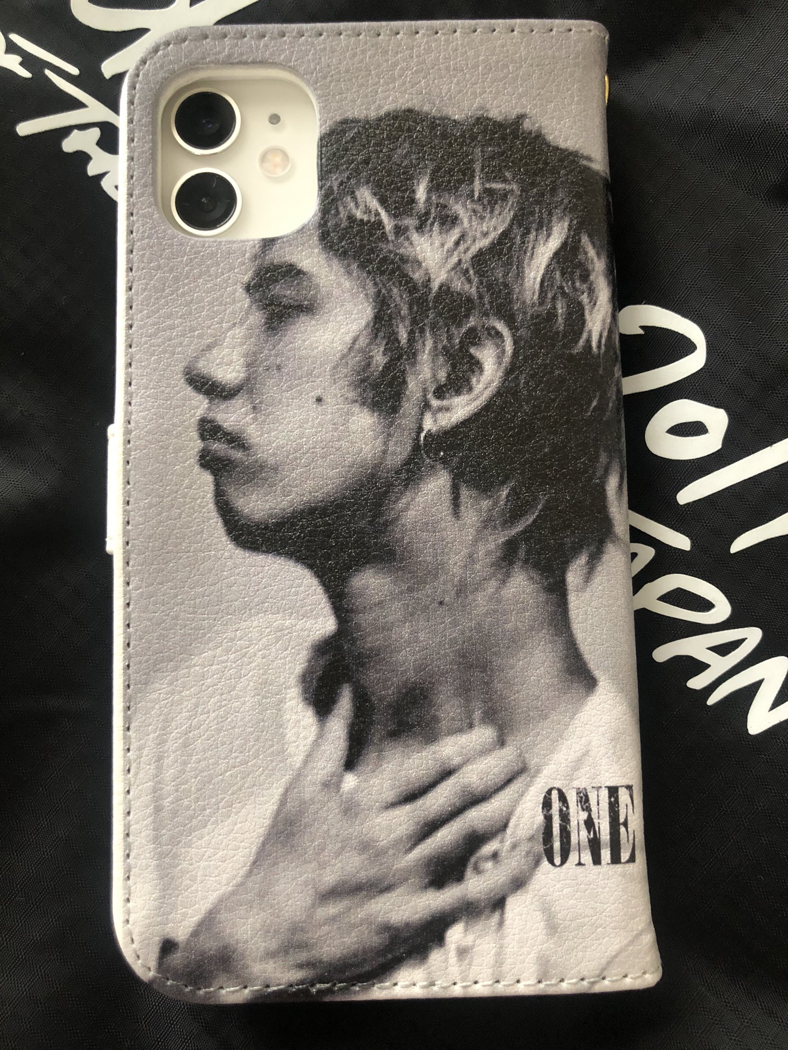 Yoko Oorer 新しいスマホケース オーダーしてたやつ届いた ﾉ ﾉ 思ってた通りに仕上がってて嬉しい 素材も良い 固くてしっかりしてるし手帳型だし 今回は落としても大丈夫そうw Takaさん