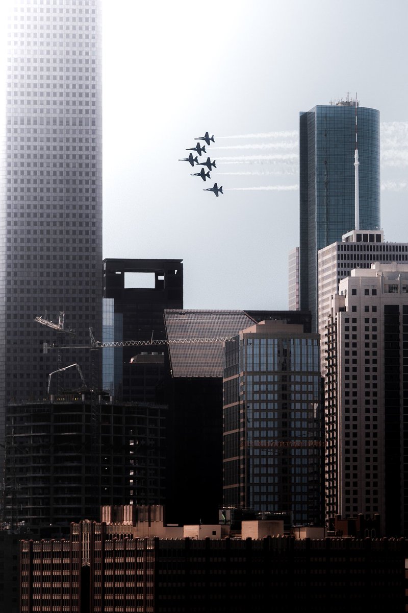 jchenys's tweet photo. Blue Angels flying over Houston https://t.co/AaBGFCEzEZ