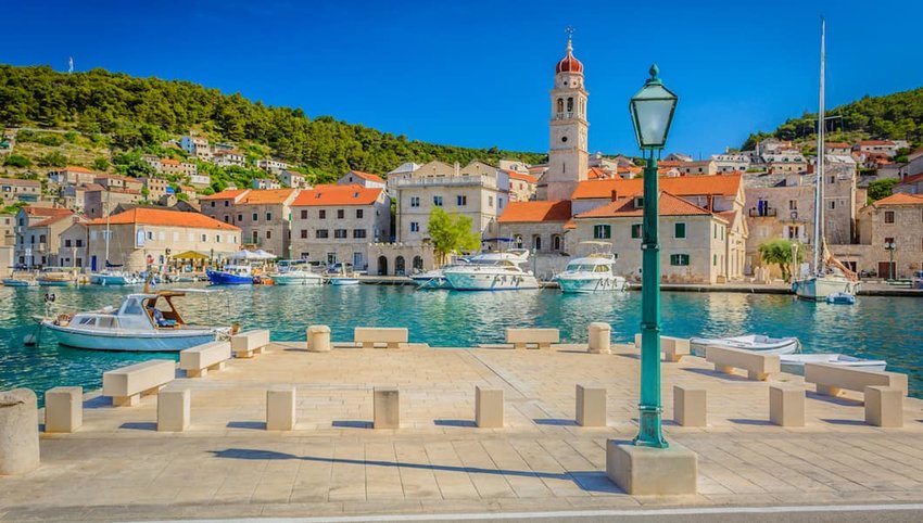 FriendsTravel's tweet image. #Croatia #Dubrovnik #Split and Island of #Brac, you’ll find #Pučišća, charming village on the island’s north coast. You’ll immediately notice that many buildings and monuments were constructed with white limestone, which is indigenous to the island. #Roman era if you head east...