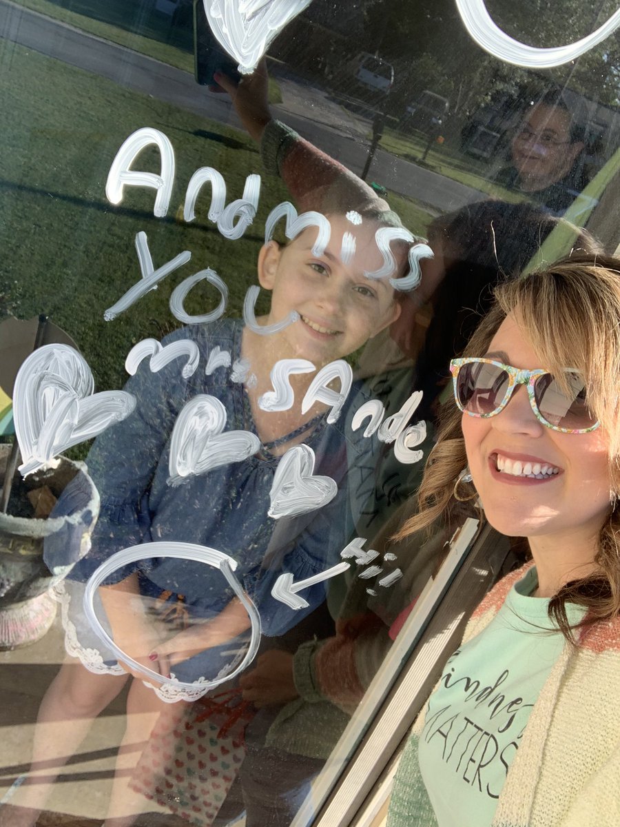 Michelle4404404's tweet photo. Today was such a precious opportunity to connect with my students! After loading up the car and making 20 special visits, my heart was overflowing.  I was able to spread a little joy and let them know how much I love them! @bethany_lee1 @MaryAlcornGLES  @jebarp https://t.co/ad6wS0zggn