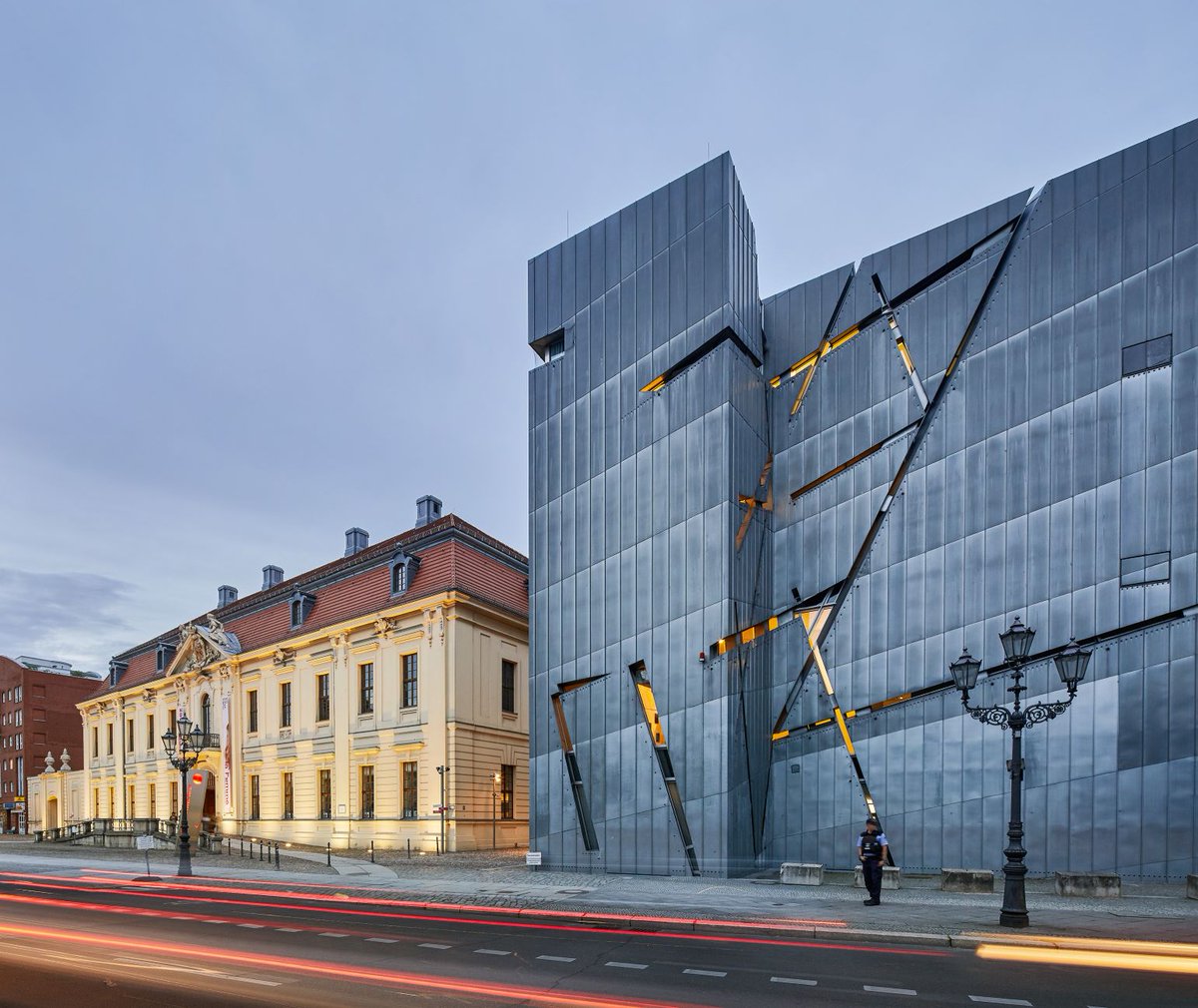 efemarq's tweet photo. #Taldiacomavui de 1946 va néixer l'arquitecte nord-americà Daniel #Libeskind. Nat a Polònia, el 1959 emigrà als Estats Units i es dedicà a la #teoria i la docència. Completà la primera obra als 52 anys. Figura clau del #desconstructivisme, el 1992-99 féu el Museu #Jueu de Berlín. https://t.co/gAw9OBMNJC