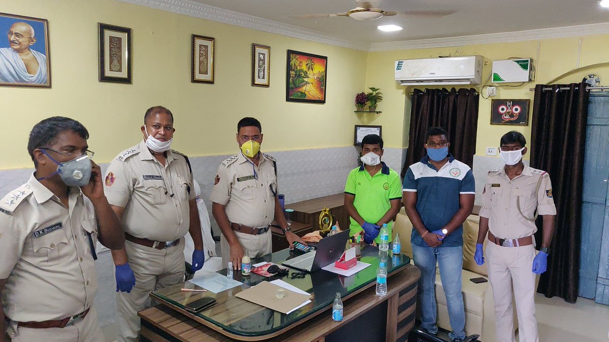 asha_choti's tweet photo. Our team 'Choti Si Asha' joined hands together with commissionerate police and arranged blood during this tough time at chandaka  police station . Thank you all donors who donated blood. @SecyChief @cpbbsrctc @CMO_Odisha @SarangiSudhansu @dcpbbsr @sagarika_nath @BBSRBuzz https://t.co/LJMBNEiXTC