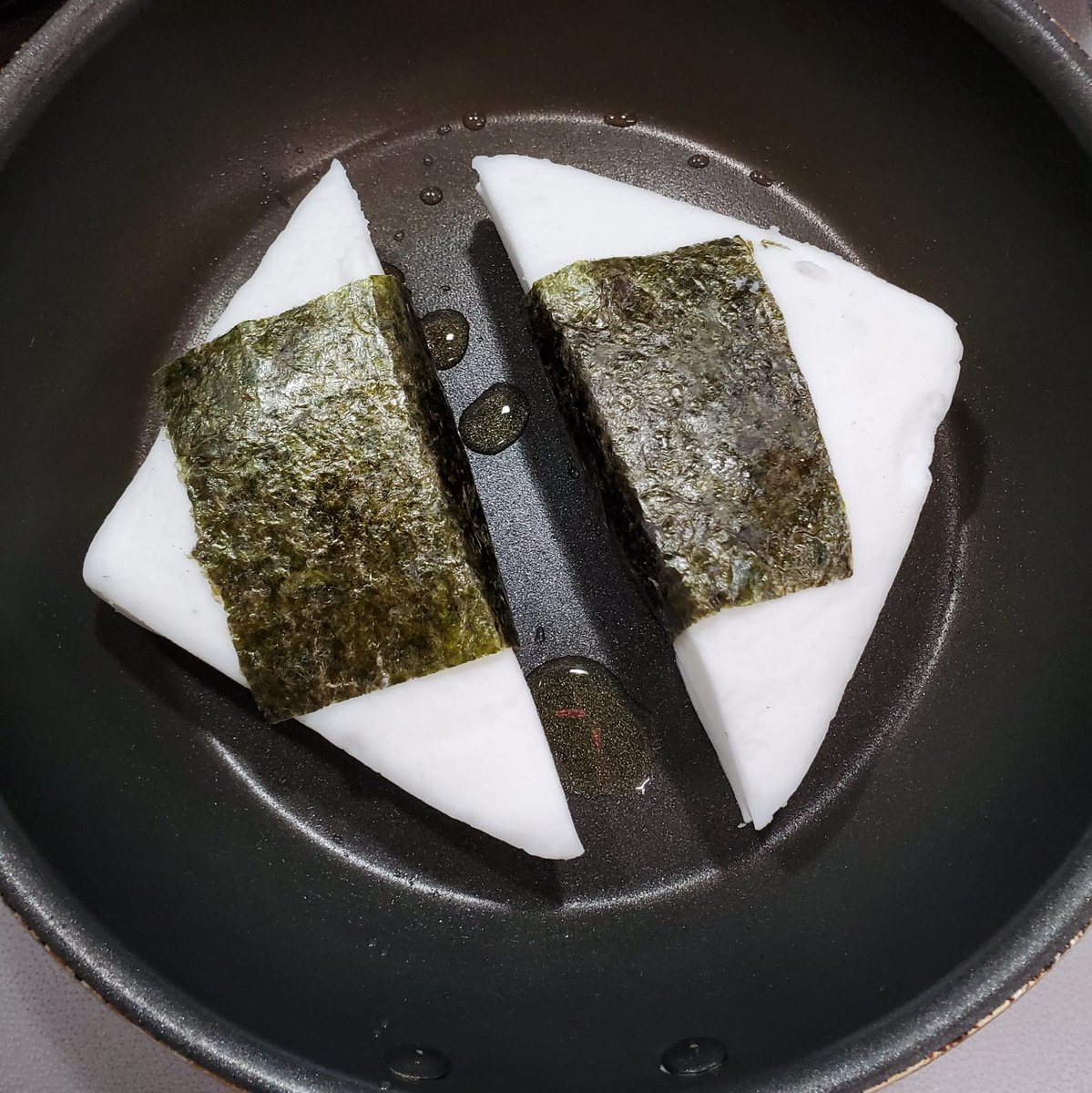 ６ｐチーズ 公式 On Twitter 最近は家で料理する時間が増えたので 紀文さん Kibun Kitchen のはんぺんを使った はんぺん ６ｐチーズ を考えてみました 作り方 １ はんぺんを半分に切り 中に ６ｐチーズ をいれます ２ のりを巻いて油をひいた