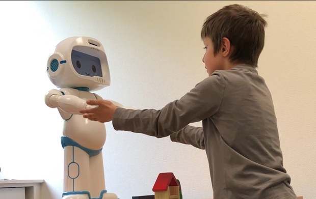 soyocoop's tweet image. [소요 이야기 214호] 자폐아동에게 사회적 기술을 가르치는 큐티로봇(QTrobot) - soyo.or.kr/DCVzQjF

#협동조합소요 #디지털시티즌십 #디지털시민교육 #디지털시민 #LuxAI #QTrobot #자폐아동 #큐티로봇