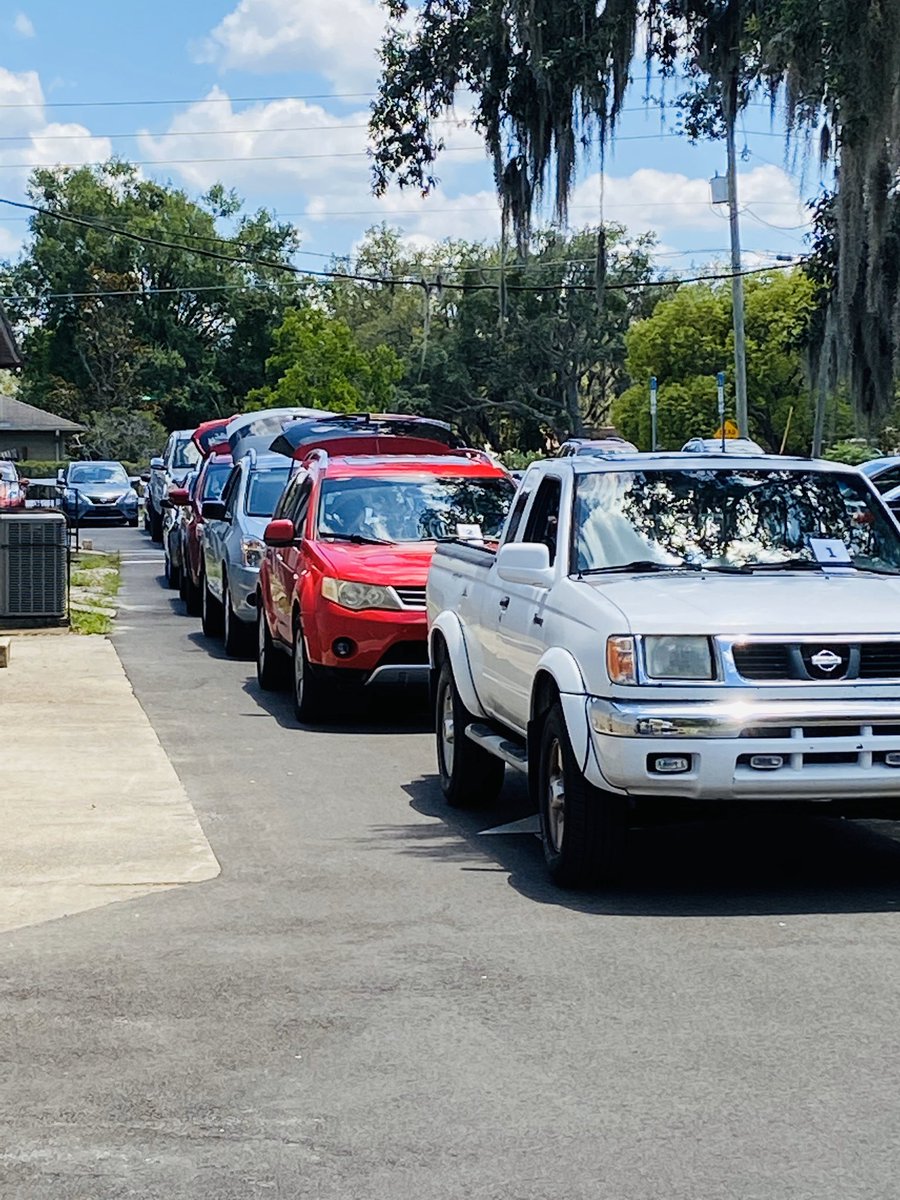juansalgado82's tweet photo. Today was the last food bank distribution of May Centro De Servicios Sociales in East Orlando. The church served over 100 families not only with food but with love, respect and information. @UrbStrategies delivered information about @CMSGov and #COVID19 #Bienestar #HopeWithUS https://t.co/zFunzCuePZ