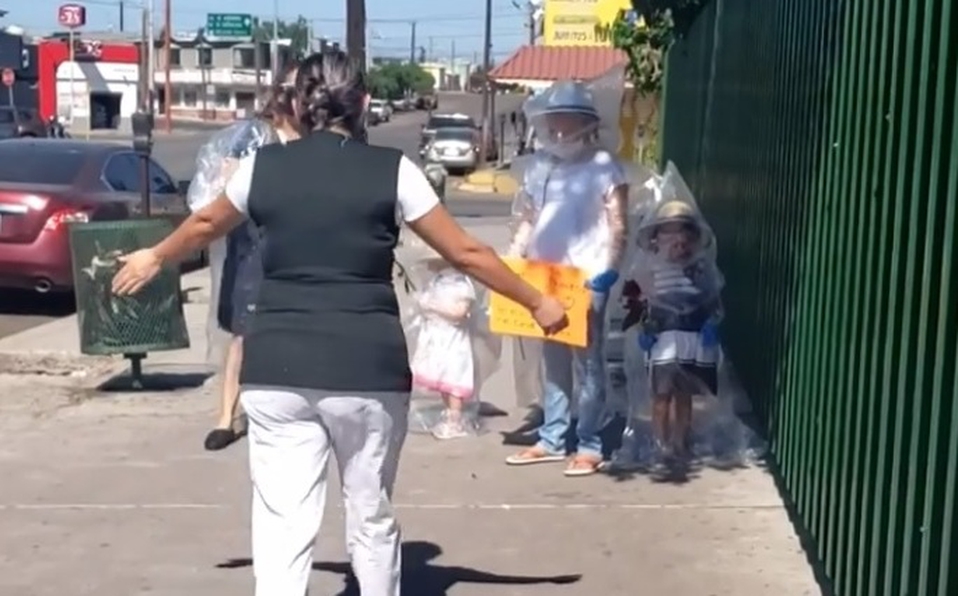Milenio's tweet photo. ▶ VIDEO | ¡Hermoso! Niñas se cubren con plástico para visitar a su mamá enfermera que atiende #Covid19 https://t.co/7g3plRWvUk https://t.co/9Qv2IVzffd