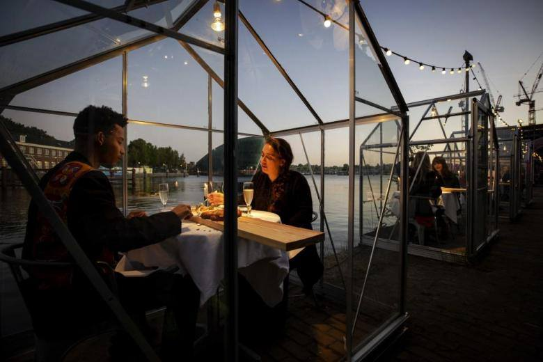 cxwarnerse's tweet photo. A great idea - Dutch eatery trials greenhouses for socially-distant dining. What are we waiting for Nanaimo! https://t.co/0KFd4D5ymp