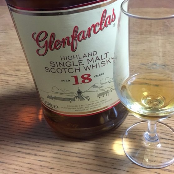 MoltwhiskyGood's tweet photo. #GLENFARCLAS18年1リットル　「お得」という言葉に弱い自分はグレンファークラス1リットルの18年がこの価格！と言う事で購入。何も無き日でも普通に飲める最良の酒18年は、まことにありがたい。本日は、贅沢をさせていただきます。天と、地と、酒の神に乾杯！ https://t.co/XlDMMBAHO6