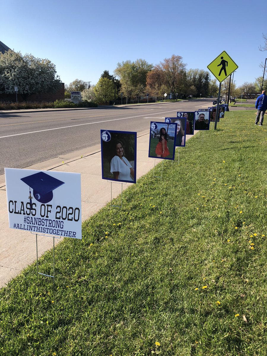 mamadukes426's tweet photo. What a heartwarming way to honor the #savhsclassof2020 This isn't a replacement for graduation,  but it sure is a special way to acknowledge them during this crazy time.  #seniors #futurejimmie #graduates #lovethesekids #proudmama #sanbstrong #huskiesforlife https://t.co/eYXza9Qq70