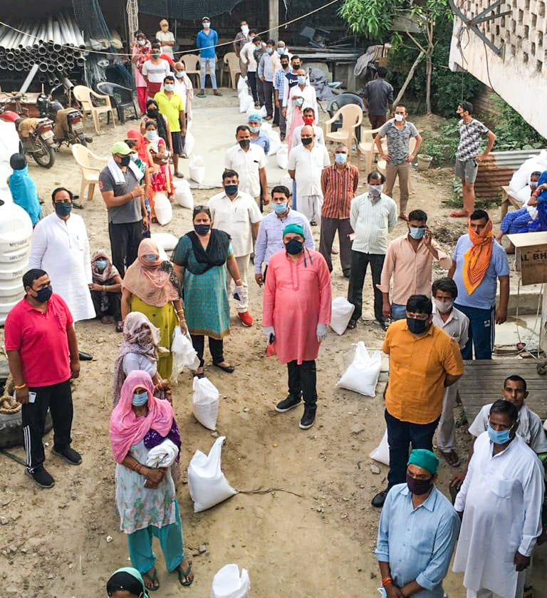 BJP4NoidaMN's tweet image. आज माननीय सांसद डॉ महेश शर्मा जी,लोकप्रिय विधायक पंकज सिंह जी के मार्गदर्शन में "कोई भी क्षेत्र का जरूरतमंद भूखा न सोए" जिसके लिए भारतीय जनता पार्टी नोएडा महानगर द्वारा ग्राम छाजरसी और सोरखा मे जरूरतमंद को दी गई राहत सामग्री। 
#ModiKitchen #CoronaWarriers #BJP_IT_Vibhag_Noida