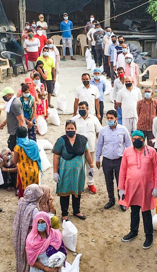 BJP4NoidaMN's tweet image. आज माननीय सांसद डॉ महेश शर्मा जी,लोकप्रिय विधायक पंकज सिंह जी के मार्गदर्शन में "कोई भी क्षेत्र का जरूरतमंद भूखा न सोए" जिसके लिए भारतीय जनता पार्टी नोएडा महानगर द्वारा ग्राम छाजरसी और सोरखा मे जरूरतमंद को दी गई राहत सामग्री। 
#ModiKitchen #CoronaWarriers #BJP_IT_Vibhag_Noida