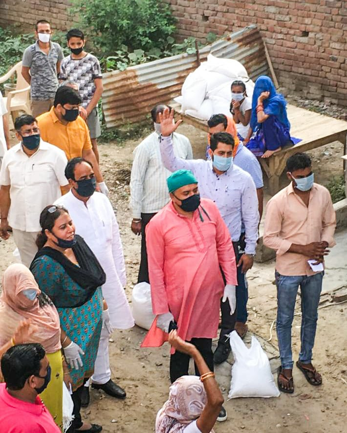 BJP4NoidaMN's tweet image. आज माननीय सांसद डॉ महेश शर्मा जी,लोकप्रिय विधायक पंकज सिंह जी के मार्गदर्शन में "कोई भी क्षेत्र का जरूरतमंद भूखा न सोए" जिसके लिए भारतीय जनता पार्टी नोएडा महानगर द्वारा ग्राम छाजरसी और सोरखा मे जरूरतमंद को दी गई राहत सामग्री। 
#ModiKitchen #CoronaWarriers #BJP_IT_Vibhag_Noida