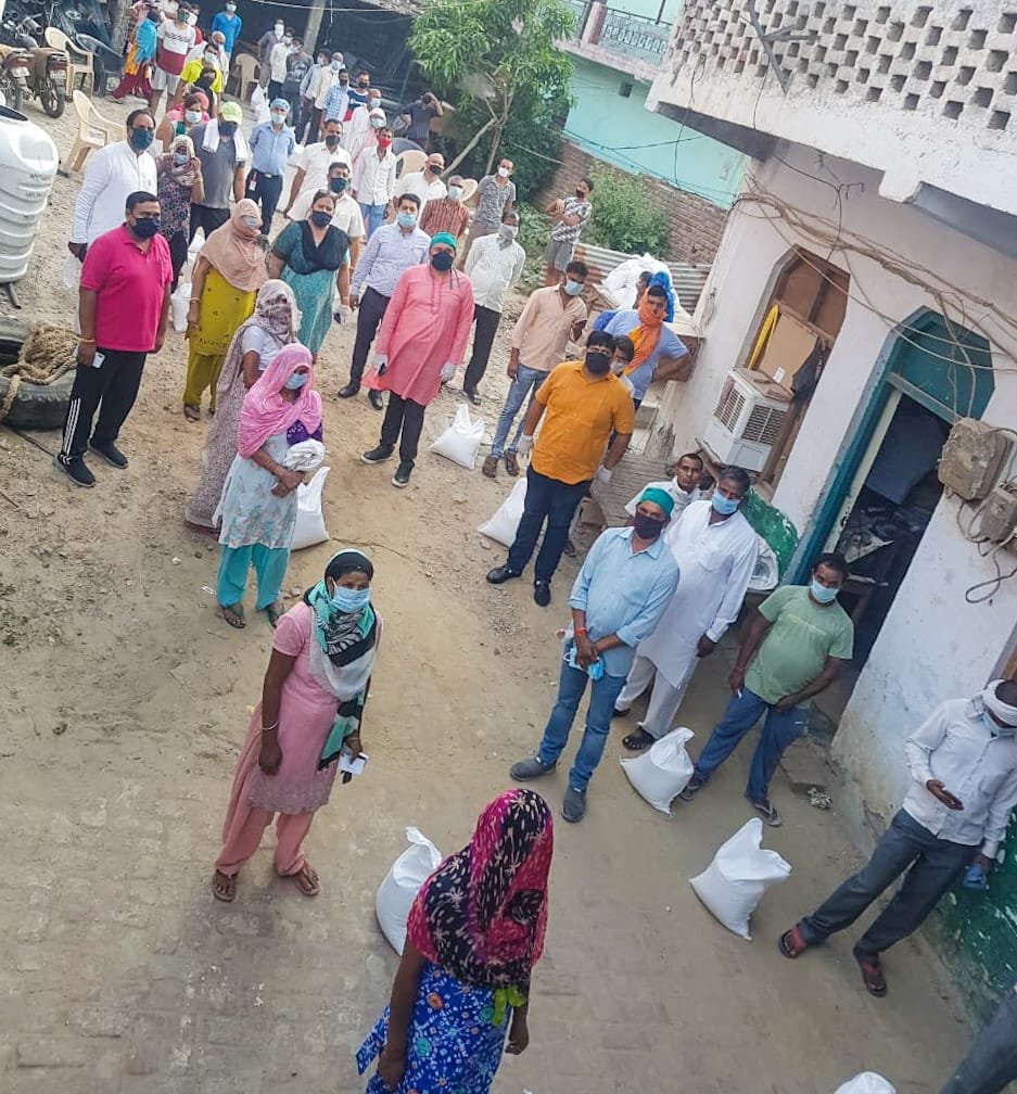 BJP4NoidaMN's tweet image. आज माननीय सांसद डॉ महेश शर्मा जी,लोकप्रिय विधायक पंकज सिंह जी के मार्गदर्शन में "कोई भी क्षेत्र का जरूरतमंद भूखा न सोए" जिसके लिए भारतीय जनता पार्टी नोएडा महानगर द्वारा ग्राम छाजरसी और सोरखा मे जरूरतमंद को दी गई राहत सामग्री। 
#ModiKitchen #CoronaWarriers #BJP_IT_Vibhag_Noida