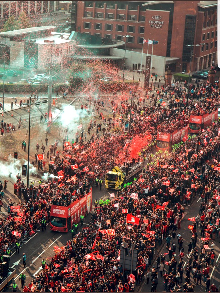 Jimmyp1892's tweet photo. Nobody can put on a parade like Liverpool supporters😍 #lfc #6times #ChampionsLeague https://t.co/5WTUC4Kgzs