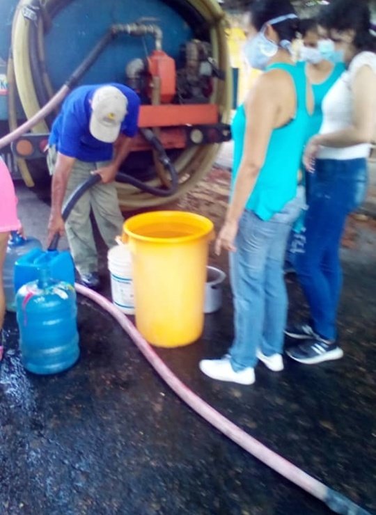 Gracias a las gestiones organizadas del Consejo Comunal Barraca 2 poligonal 1 <a href="/CjalaEneis/">Cjala. Eneis Maneyro</a> @amigosdemaracay <a href="/AlcaldePedroB/">Pedro Bastidas</a> se abastecio del vital líquido atendiendo en su totalidad con 2 camiones cisternas <a href="/RMarcoTorres/">Rodolfo Marco Torres</a> <a href="/NicolasMaduro/">Nicolás Maduro</a> @Mp_Comunas <a href="/GirardotConcejo/">Concejo Mun. Girardot</a>